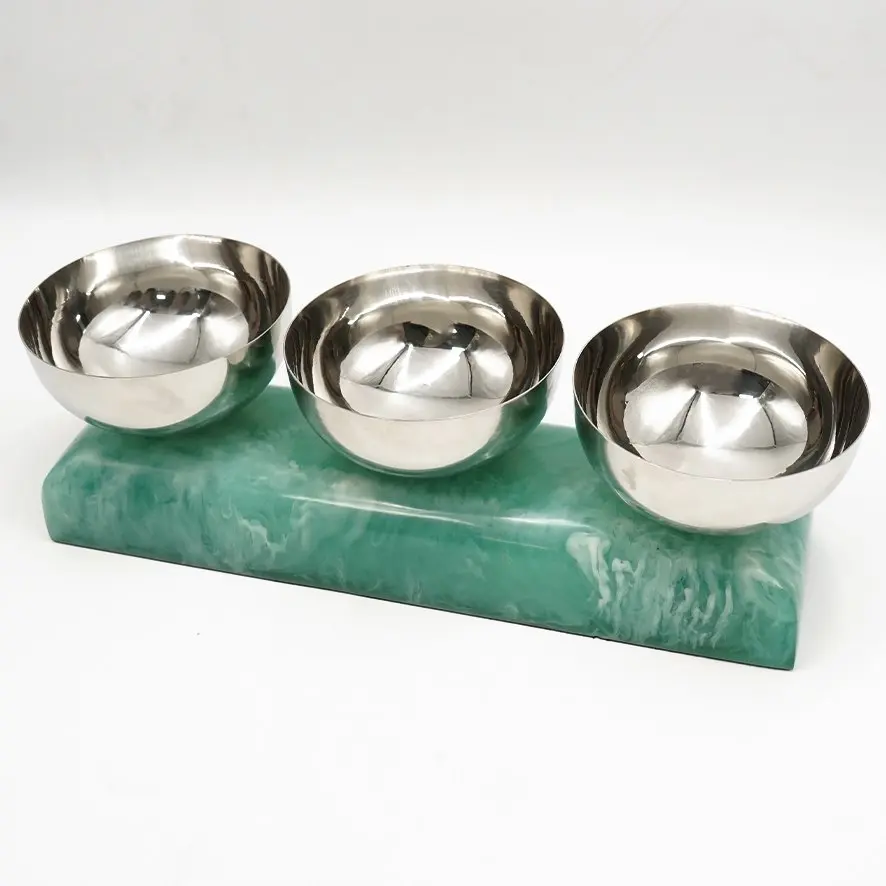 
وعاء تقديم بثلاثة كاسات بقاعدة فيروزي وفضي / HUK030002